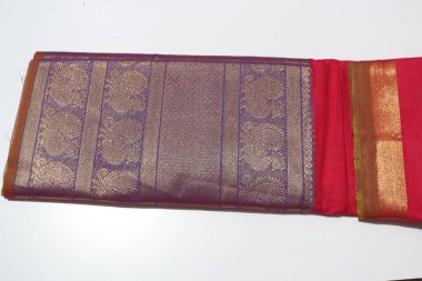 Geleneksel Kadın Kırmızı El Yapımı Sari Beyaz Arkaplanda İzole Edildi