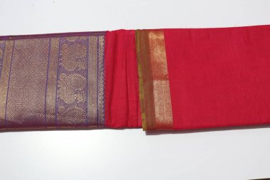 Geleneksel Kadın Kırmızı El Yapımı Sari Beyaz Arkaplanda İzole Edildi