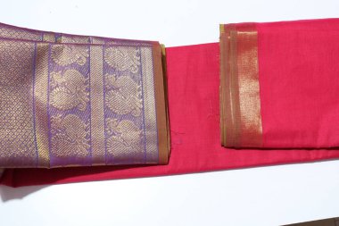 Geleneksel Kadın Kırmızı El Yapımı Sari Beyaz Arkaplanda İzole Edildi