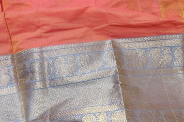 Geleneksel El Yapımı Sari Beyaz Arkaplanda İzole Edildi