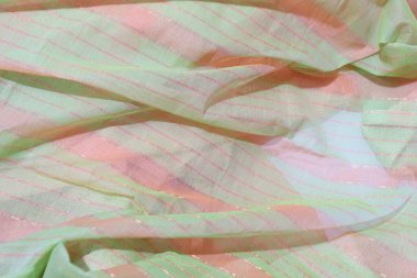 Geleneksel El Yapımı Sari Beyaz Arkaplanda İzole Edildi