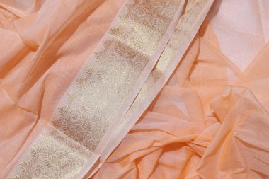 Geleneksel El Yapımı Sari Beyaz Arkaplanda İzole Edildi