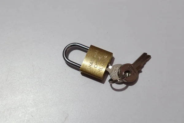 표면에 열쇠가있는 자물쇠의 — 스톡 사진