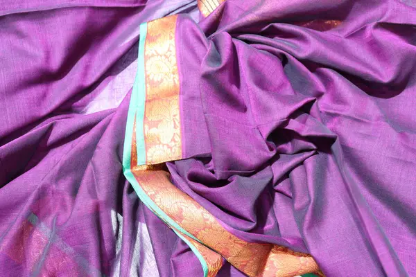 Жіноча Фіолетова Робота Ручної Роботи Сарі Ізольовані Білому Тлі — стокове фото