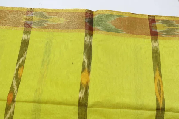 Traditionell Kvinnlig Gul Färg Handgjort Arbete Saree Isolerad Vit Bakgrund — Stockfoto