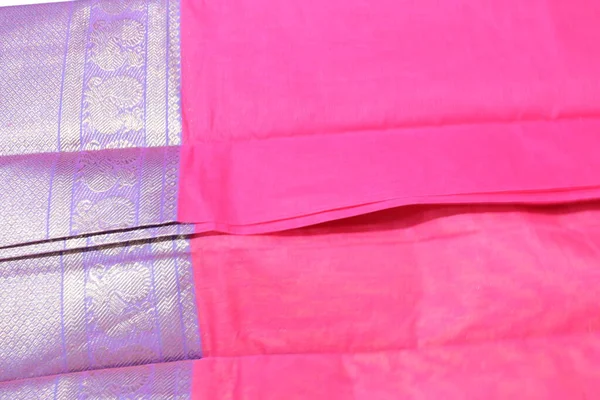 Traditionelle Weibliche Rosa Farbe Handarbeit Saree Isoliert Auf Weißem Hintergrund — Stockfoto