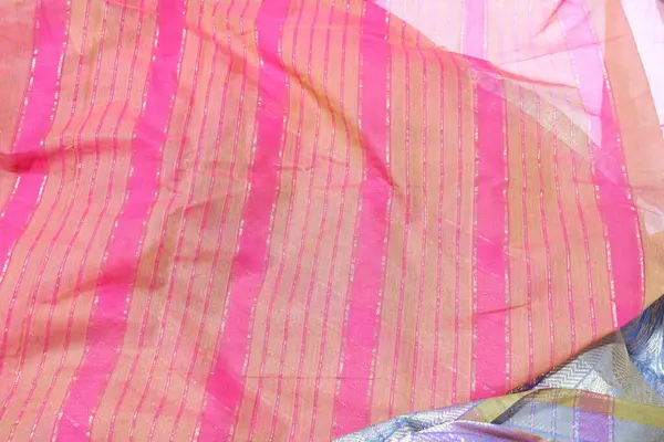 Tradycyjne Żeńskie Pink Colour Ręcznie Robione Prace Saree Izolowane Białym — Zdjęcie stockowe