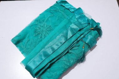 Geleneksel El Yapımı Sari Beyaz Arkaplanda İzole Edildi