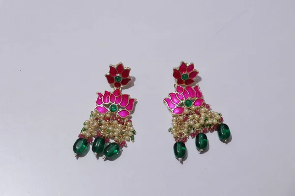 Indische Ohrringe Mit Rosa Und Grünen Steinen Auf Weiß — Stockfoto