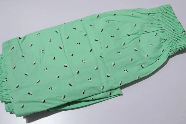 Pantalones Cortos Masculinos Verdes Aislados Sobre Fondo Blanco —  Fotos de Stock