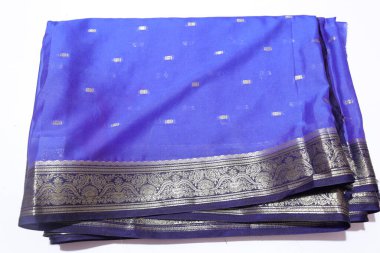 Geleneksel El Yapımı Sari Beyaz Arkaplanda İzole Edildi