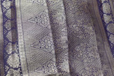 Geleneksel El Yapımı Sari Beyaz Arkaplanda İzole Edildi