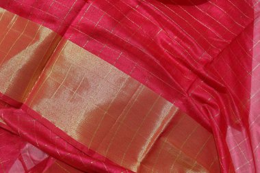 Geleneksel El Yapımı Sari Beyaz Arkaplanda İzole Edildi