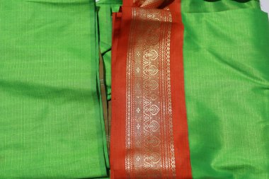 Geleneksel El Yapımı Sari Beyaz Arkaplanda İzole Edildi