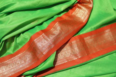 Geleneksel El Yapımı Sari Beyaz Arkaplanda İzole Edildi