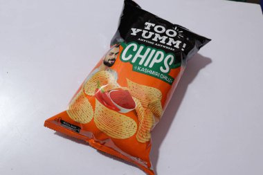 Beyaz arka planda izole edilmiş patates cipsi, Hyderabad Hindistan