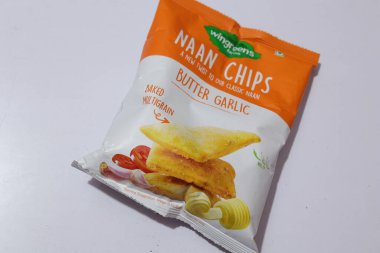 Beyaz arkaplan üzerinde orijinal pakette Naan çiplerinin üst görünümü