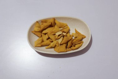 Beyaz tabakta kızartılmış atıştırmalıkların üst görüntüsü