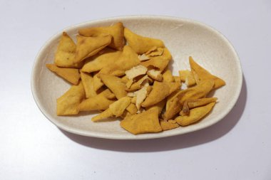 Beyaz arka planda çıtır çıtır atıştırmalıklar