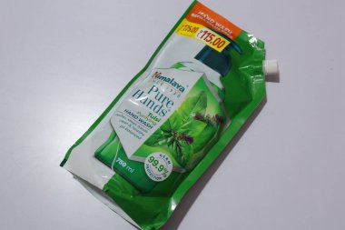 Himalayalar 'ın beyaz üzerine sıvı sabun manzarası