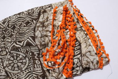 Geleneksel El Yapımı Sari Beyaz Arkaplanda İzole Edildi