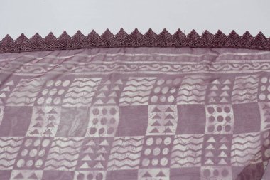 Mor El Yapımı Kadın Sarisi Beyaz Arkaplanda İzole Edildi