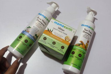 Beyaz Arkaplan Haydarabad, Telangana Hindistan 'da izole edilmiş zerdeçal vitaminli Ubtan yüz kiti