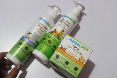 Beyaz Arkaplan Haydarabad, Telangana Hindistan 'da izole edilmiş zerdeçal vitaminli Ubtan yüz kiti