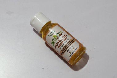 Bir şişe Jojoba yağı.