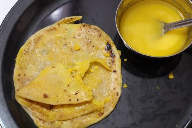 Hint yemeği, yanında soslu paratha ekmeği. 