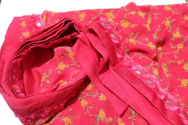 Geleneksel Kadın Kırmızı El Yapımı Sari Beyaz Arkaplanda İzole Edildi