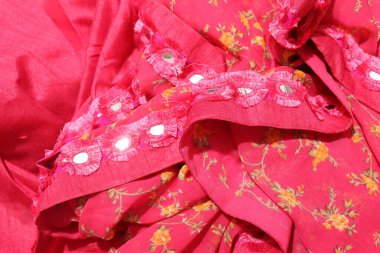 Geleneksel Kadın Kırmızı El Yapımı Sari Beyaz Arkaplanda İzole Edildi