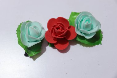 Ev Dekorasyonu için Yapay Gül Çiçekleri Beyaz Arkaplanda İzole Edildi