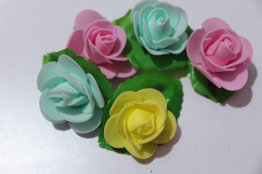 Ev Dekorasyonu için Yapay Gül Çiçekleri Beyaz Arkaplanda İzole Edildi