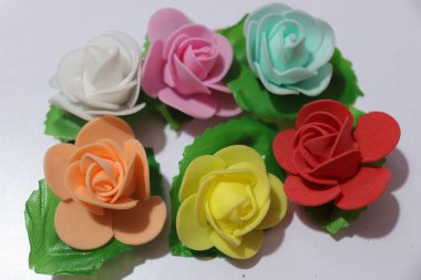 Ev Dekorasyonu için Yapay Gül Çiçekleri Beyaz Arkaplanda İzole Edildi