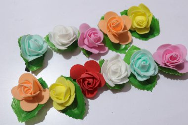 Ev Dekorasyonu için Yapay Gül Çiçekleri Beyaz Arkaplanda İzole Edildi