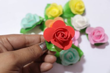 Ev Dekorasyonu için Yapay Gül Çiçekleri Beyaz Arkaplanda İzole Edildi