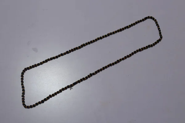 Künstliche Hand Gemachte Halskette Isoliert Auf Weißem Hintergrund — Stockfoto