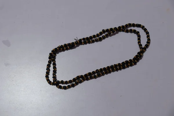 Künstliche Hand Gemachte Halskette Isoliert Auf Weißem Hintergrund — Stockfoto