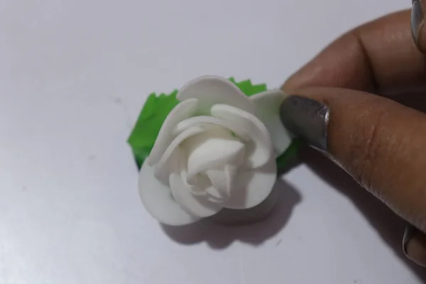 Dekorasyonu Için Yapay Gül Çiçeği Beyaz Arkaplanda Zole Edildi — Stok fotoğraf