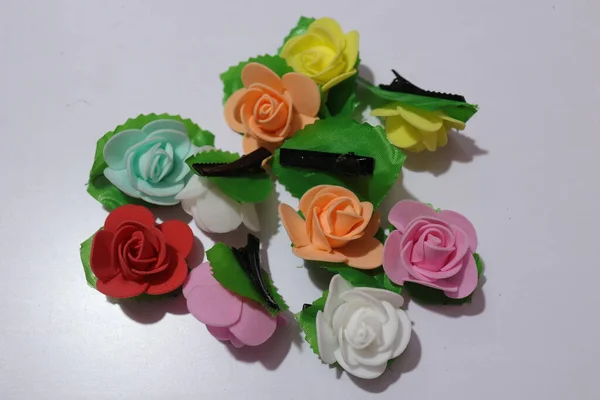 Flores Rosas Artificiales Para Decoración Del Hogar Aisladas Sobre Fondo —  Fotos de Stock
