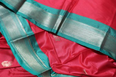 Geleneksel Kadın Kırmızı El Yapımı Sari Beyaz Arkaplanda İzole Edildi