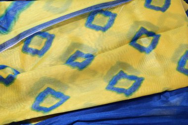Geleneksel Mavi Sarı El Yapımı Sari Beyaz Arkaplanda İzole Edildi