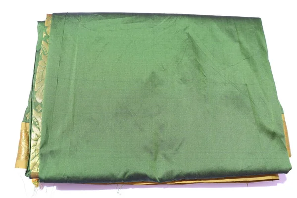 白い背景に分離された伝統的な女性の緑色の手作りの仕事サリー — ストック写真