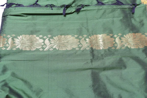 Traditionelle Weibliche Grüne Farbe Handarbeit Saree Isoliert Auf Weißem Hintergrund — Stockfoto