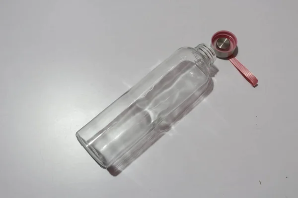 Puste Przezroczyste Szklane Butelki Napoje Butelka Tworzywa Sztucznego — Zdjęcie stockowe
