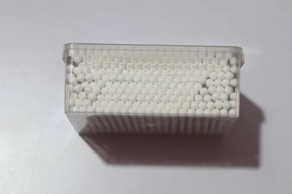 Vedere Laterală Bastoanelor Bumbac Cutie Plastic Alb — Fotografie, imagine de stoc