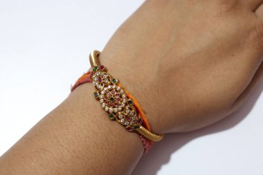 Altın Bilezik Beyaz Arkaplanda İzole Edildi