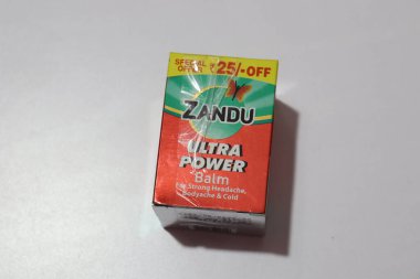 Zandu Ultra Güç Merhemi Beyaz Arkaplanda, Haydarabad Hindistan 'da izole edildi