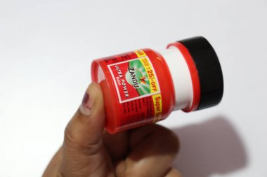 Zandu Ultra Güç Merhemi Beyaz Arkaplanda, Haydarabad Hindistan 'da izole edildi